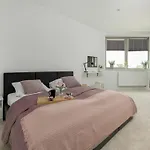 Apartmán Close To The Sea, With Pool And Sauna
