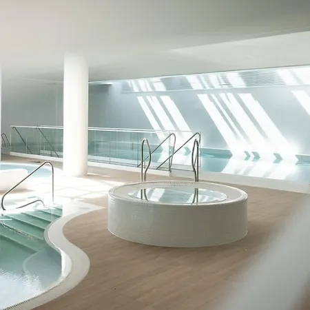 Close To The Sea, With Pool And Sauna شقة